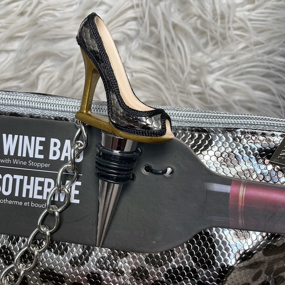 Wild Eye Designs Insulated Wine Bag w/ Wine Stopper - Picture 2 of 7